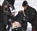 Hugh Jackman en famille, petite bataille de boules de neige au Riverside Park de New York, le 20 décembre 2009.