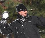 Hugh Jackman en famille, petite bataille de boules de neige au Riverside Park de New York, le 20 décembre 2009.
