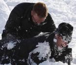 Hugh Jackman en famille, petite bataille de boules de neige au Riverside Park de New York, le 20 décembre 2009.