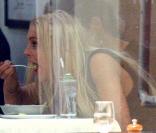 Lindsay Lohan dîne chez Cipriani à New York le 23 décembre et s'offre une pause cigarette dehors en envoyant des textos de son BlackBerry !