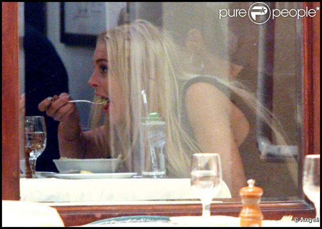 Lindsay Lohan dîne chez Cipriani à New York le 23 décembre et s'offre une pause cigarette dehors en envoyant des textos de son BlackBerry !