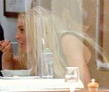 Lindsay Lohan dîne chez Cipriani à New York le 23 décembre et s'offre une pause cigarette dehors en envoyant des textos de son BlackBerry !