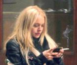 Lindsay Lohan dîne chez Cipriani à New York le 23 décembre et s'offre une pause cigarette dehors en envoyant des textos de son BlackBerry !