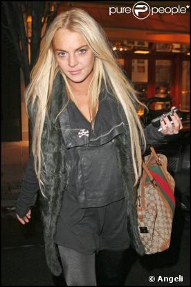 Après avoir dîné chez Cipriani à New York le 23 décembre 2009, Lindsay Lohan s'offre une balade nocturne 