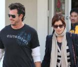 Séance shopping en amoureux pour Kate Walsh et Neil Andrea à Los Angeles, le 26 décembre 2009.