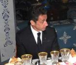 Nicolas et Carla Sarkozy sont reçus par le Roi Mohammed VI au Maroc pour les fêtes de Noël. Le 27 décembre, ils sont les invités d'honneur d'un dîner dans le palais Jnane Lekbir