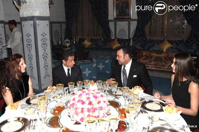 Nicolas et Carla Sarkozy sont reçus par le Roi Mohammed VI au Maroc pour les fêtes de Noël. Le 27 décembre, ils sont les invités d'honneur d'un dîner dans le palais Jnane Lekbir