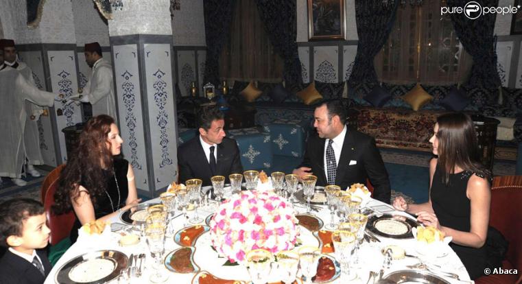 Nicolas et Carla Sarkozy sont reçus par le Roi Mohammed VI au Maroc pour les fêtes de Noël. Le 27 décembre, ils sont les invités d'honneur d'un dîner dans le palais Jnane Lekbir