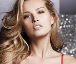 Petra Nemcova au summum de sa beauté pour promouvoir de la lingerie sexy...