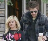 Ashley Tisdale et son boyfriend vont chercher leur café matinal, à Los Angeles. 28/12/09