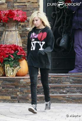 Ashley Tisdale et son boyfriend vont chercher leur café matinal, à Los Angeles. 28/12/09