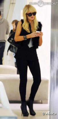 Juchée sur des ankle boots noires, Paris Hilton assure avec une belle fourrure et un joli sac Chanel en plus ! Continue comme ça Paris !
