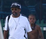 Spike Lee passe ses vacances à Miami avec sa famille le 31 décembre 2009, ici avec son fils<br />