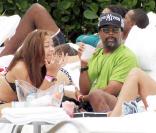 Spike Lee passe ses vacances à Miami avec sa famille le 31 décembre 2009, ici avec sa fille et sa femme<br />