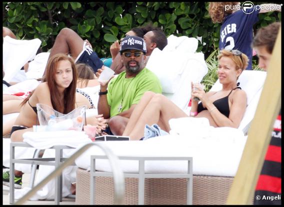 Spike Lee passe ses vacances à Miami avec sa famille le 31 décembre 2009, ici avec sa fille et sa femme 