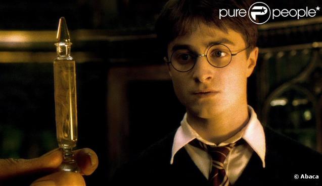 Daniel Radcliffe a de quoi être jaloux : il détient le rôle principal, mais c'est bien l'interprète d'Hermione qui gagne le plus d'argent par tournage d'Harry Potter ! Y'a pas de justice !