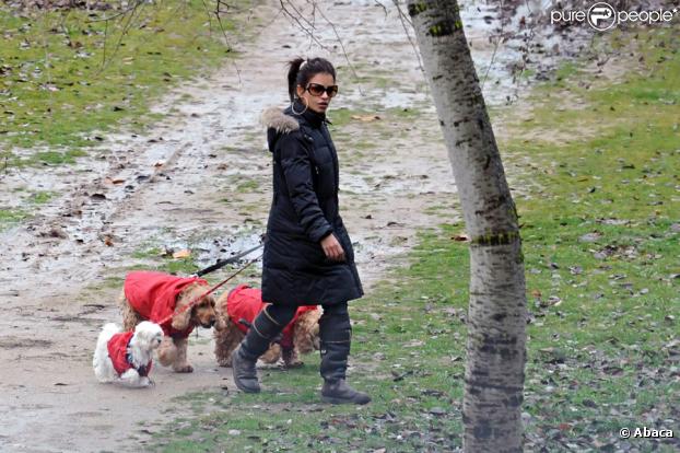 Monica Cruz promenant ses chiens à Madrid le 30 décembre 2009