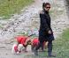 Monica Cruz : alors que Penélope est collée serrée à son amoureux... elle est seule avec ses chiens !