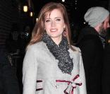 Amy Adams, enceinte et très souriante, arrive dans les studios pour participer au show de David Letterman, à New York le 5 janvier 2010.