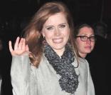Amy Adams, enceinte et très souriante, arrive dans les studios pour participer au show de David Letterman, à New York le 5 janvier 2010.