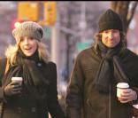 Jane Krakowski et son fiancé Robert Godley dans les rues de New-York en décembre 2009 