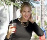 Kelly Rutherford et son look so chic même en jean et simple ballerines. Bon d'accord, le sac Kelly d'Hermès y fait pour beaucoup ! 