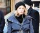 La ravissante Blake Lively tout de cuir et de laine vêtue marque un bon point avec son manteau brodé 