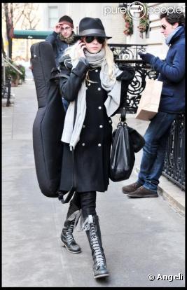 Taylor Momsen parfaite dans son look  boutonné entre la rock attitude et l'esprit bohème.
