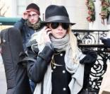 Taylor Momsen parfaite dans son look  boutonné entre la rock attitude et l'esprit bohème. 
