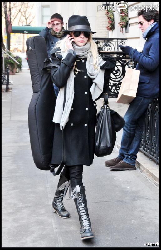 Taylor Momsen parfaite dans son look  boutonné entre la rock attitude et l'esprit bohème. 