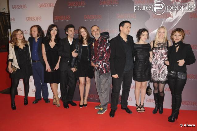 L'équipe du film lors de la première de Gainsbourg (vie héroïque) à Paris le 14 janvier
