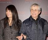 Claude Lelouch et sa compagne lors de la première du film Gainsbourg (vie héroïque) à Paris le 14 janvier