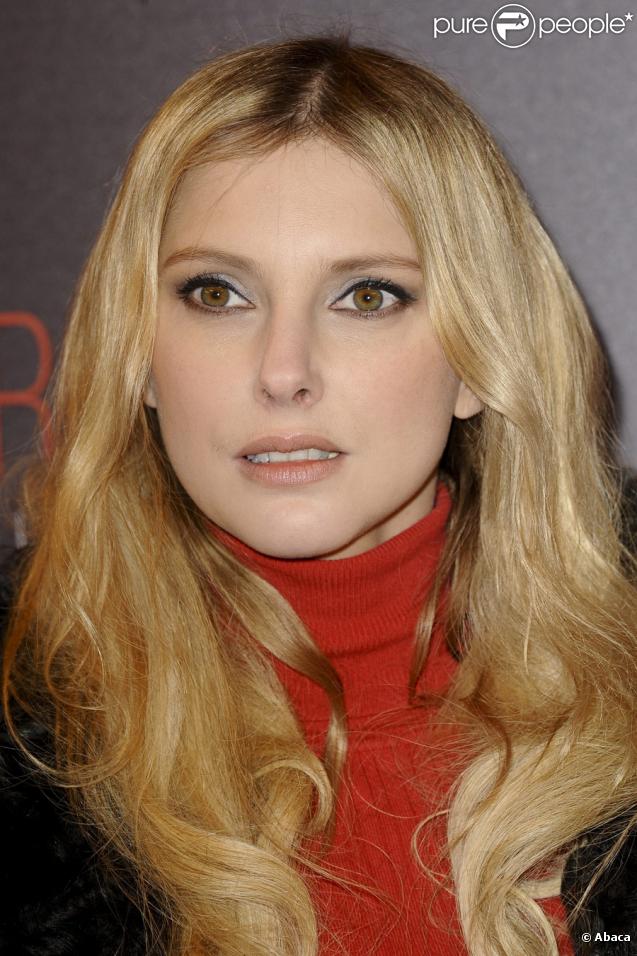 Frédérique Bel lors de la première du film Gainsbourg (vie héroïque) à Paris le 14 janvier 2010