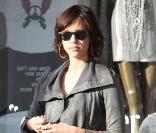 Jessica Alba, avec une ravissante nouvelle coiffure, en compagnie d'un ami devant le Urth Cafe de West Hollywood le 15 janvier 2010
