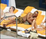 Cuba Gooding Jr tenterait-il d'avoir le numéro de cette jolie brune en maillot blanc ?