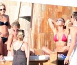 Leonardo DiCaprio et Bar Refaeli au Mexique profitent d'un bain de soleil dans leur propriété avec leurs amis Cindy Crawford et Kid Rock.