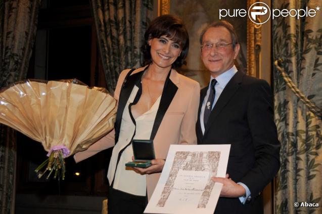 Inès de la Fressange a reçu la Médaille de Vermeil de la Ville de Paris le 22 janvier 2010. Ici, avec Bertrand Delanoë 