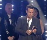 Dita von Teese et Jean-Paul Gaultier remettent le prix de l'artiste international de l'année à Robbie Williams !