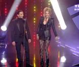 Kamel Ouali et Ke$ha remettent le prix du groupe international de l'année aux Black Eyed Peas qui ne sont plus là... mais au bar !