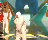 Diam's déguisée en nounours blanc chante son tube  Peter Pan  ! 