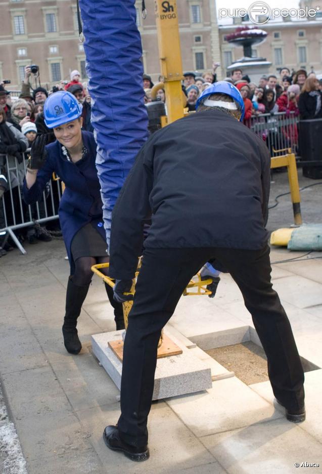 Victoria de Suède a procédé à la réouverture, après travaux, du pont Norrbro qu'elle empruntera le jour de son mariage avec Daniel Westling, le 19 juin 2010