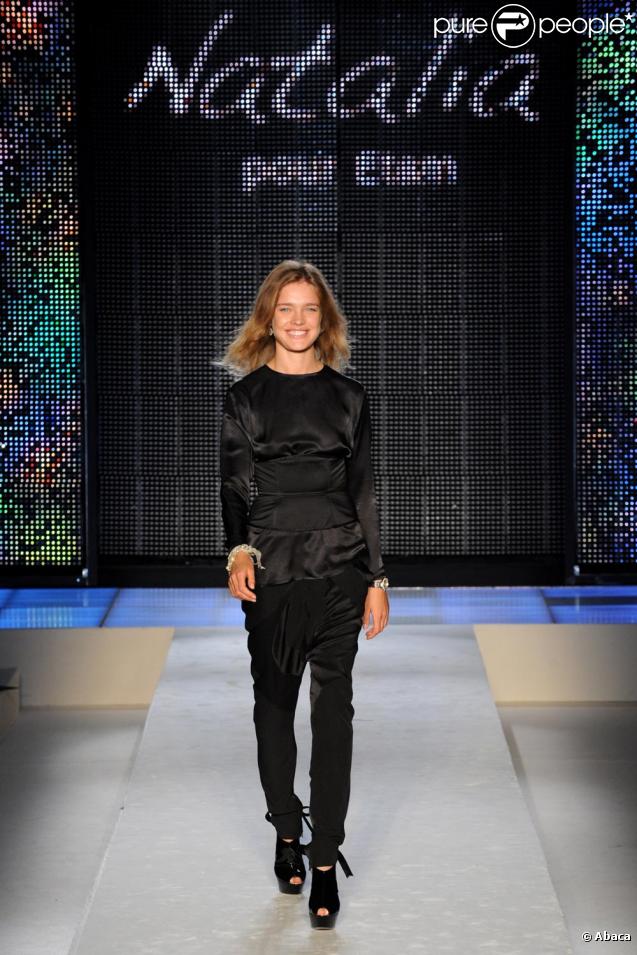 Natalia Vodianova radieuse au défilé Etam le 25 janvier 2010 au Ritz