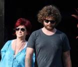Sharon Osbourne veille sur son fils Jack et sa girlfriend, à Hawaï, janvier 2010 !
