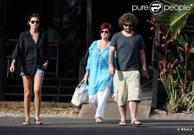 Sharon Osbourne veille sur son fils Jack et sa girlfriend, à Hawaï, janvier 2010 !