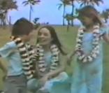 Angelina Jolie, son frère James et sa mère Marcheline, à Hawaii, en avril 1981.