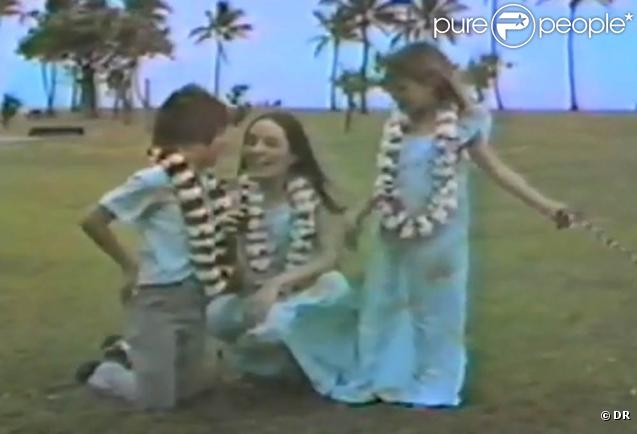 Angelina Jolie, son frère James et sa mère Marcheline, à Hawaii, en avril 1981.