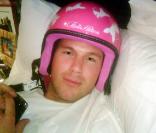 Doug Reinhardt complètement ridicule avec un casque rose griffé Paris Hilton sur la tête... 
