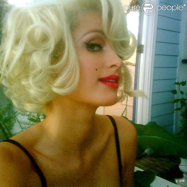 Paris Hilton en mode Marilyn Monroe