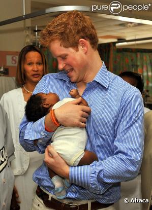 Prince Harrry à la Barbade, attedri par un bébé barbadien (29 janvier 2010)