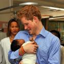 Pendant que le prince Harry est attendri par son "premier bébé", Camilla et Charles... se gèlent sous la neige !